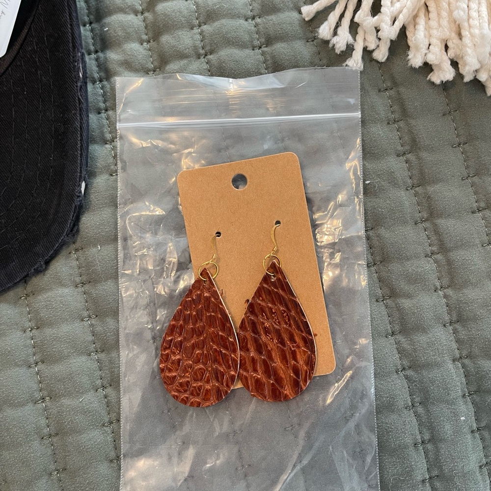 Never Worn Elegant Brown Texture Earrings